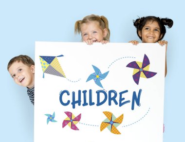 Çocuk afişini saklanıyor