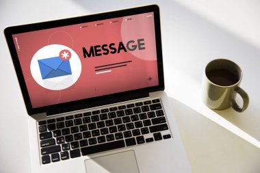 Açık çalışma tablosu üstünde laptop