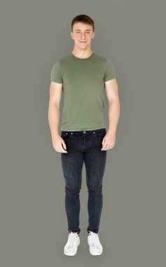  Gündelik giysiler içindeki genç adam.