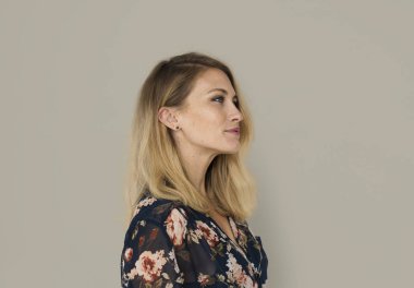 Studio sarışın kadın