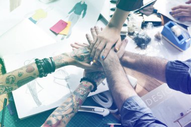 insanlar el ele tutusun kısmi görünümünü