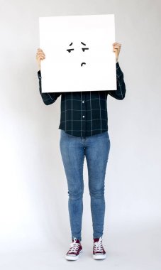 kişi holding afiş.