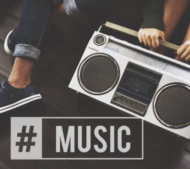 insanlar boombox müzik dinle