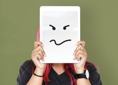 Dijital tablet ile yüz kapsayan kişi