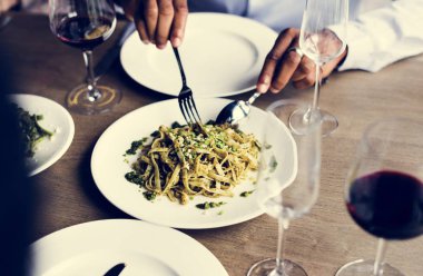 Bıçak tutan eller ve çatal Getting gıda üzerinden Dish, özgün photoset