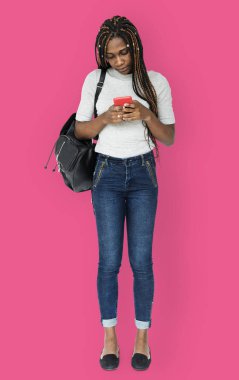 Akıllı telefon kullanan kadın