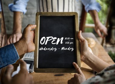 İnsanlar tutar tabela