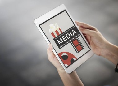 Dijital tablet tutan kadın