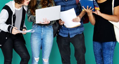  Dijital cihazlar kullanan öğrenciler