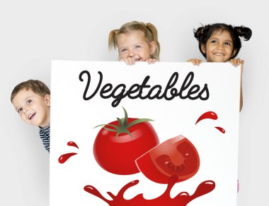 Çocuk afişini saklanıyor