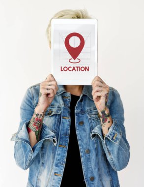 kadın kapsayan yüz tablet ile