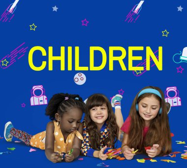 birlikte oynayan çok ırklı kızlar