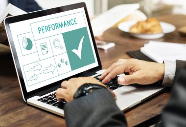 Dizüstü bilgisayarda yazan erkek eller