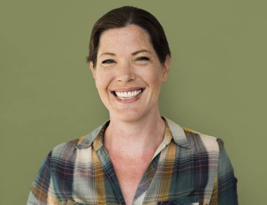 Olgun kadın gülümsüyor  