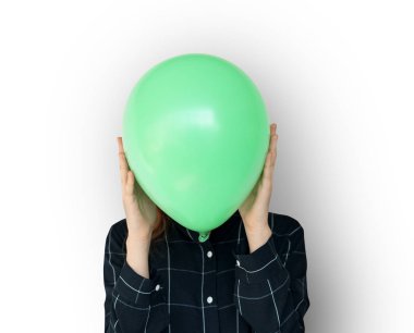 kişi holding yeşil balon