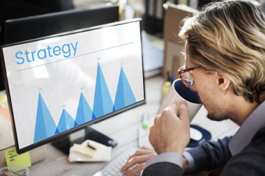 Bilgisayarda çalışan adam  