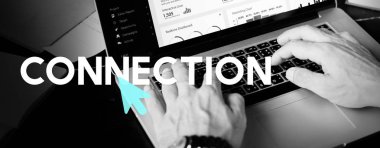 Erkek el dizüstü bilgisayarda yazarak