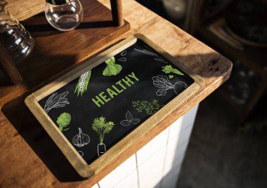 ahşap masa üzerinde tabela