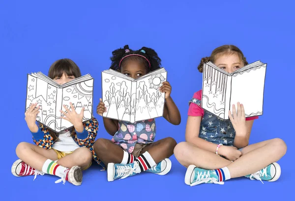 Meninas multiétnicas leitura de livros — Fotografia de Stock