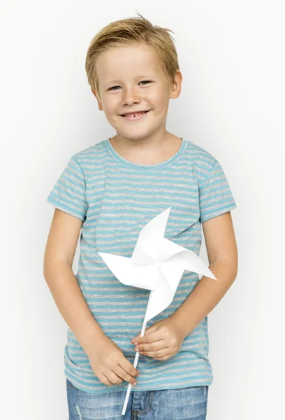 Menino com moinho de vento de brinquedo — Fotografia de Stock