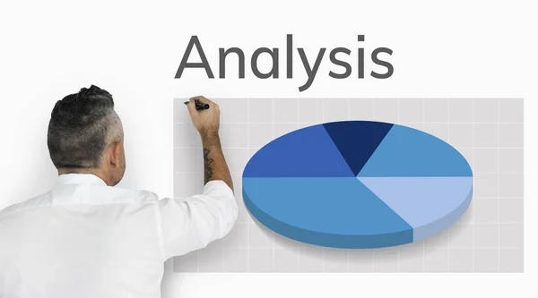 Affärsman som arbetar med business diagram — Stockfoto