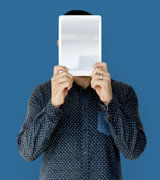 Homem cobrindo rosto com tablet digital — Fotografia de Stock