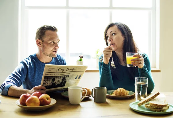 Çift evde kahvaltı yapıyor.