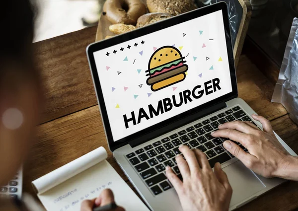 Dizüstü bilgisayarda yazan kişi