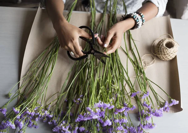 Florista criando buquê de flores — Fotografia de Stock