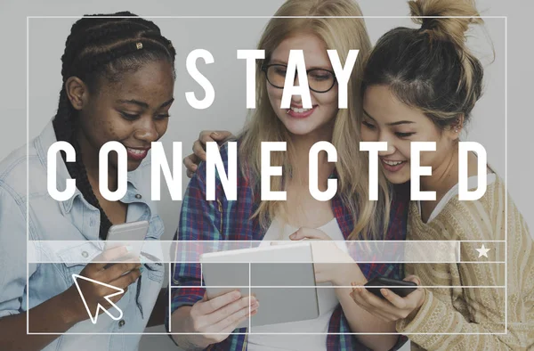  Dijital cihazlar kullanarak kadınlar