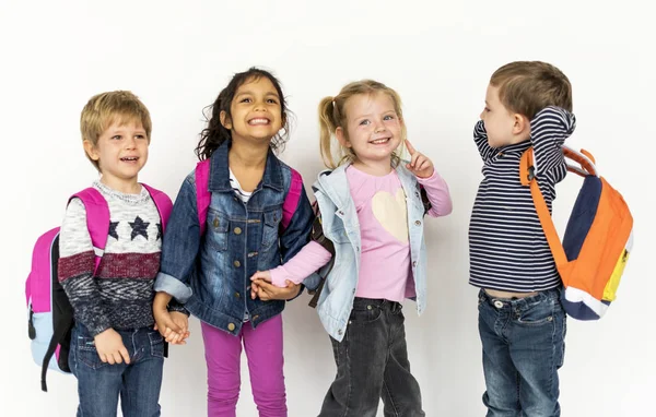 Dzieci w wieku szkolnym z plecaki — Zdjęcie stockowe