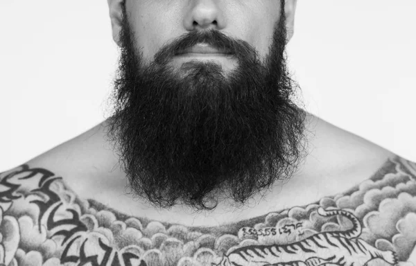 Brodaty mężczyzna z tatuażami — Zdjęcie stockowe