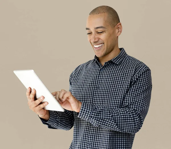 kel adam dijital tablet kullanma