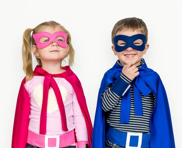 Niños disfrazados de superhéroes — Foto de Stock