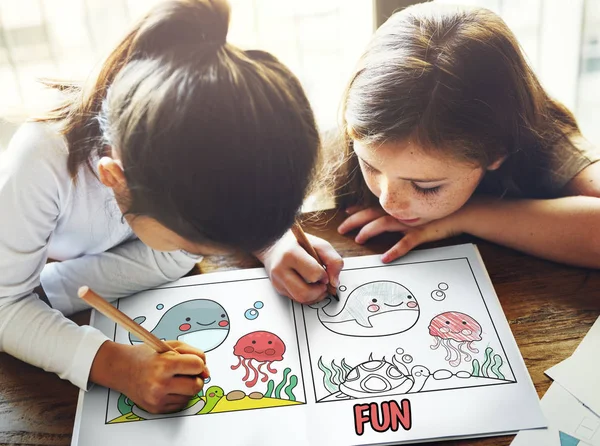 Duas meninas desenho no livro de colorir — Fotografia de Stock