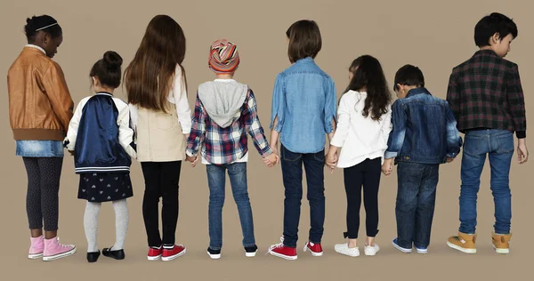 Kinderen hand in hand samen — Stockfoto