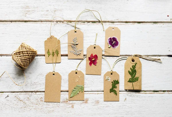 çiçekler, çiçek kağıt üzerinde orijinal preslenmiş ile ahşap masa photoset