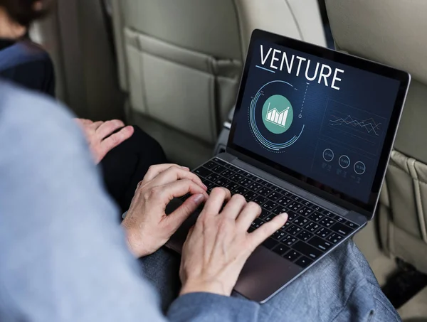 Empresario que utiliza el ordenador portátil en coche — Foto de Stock