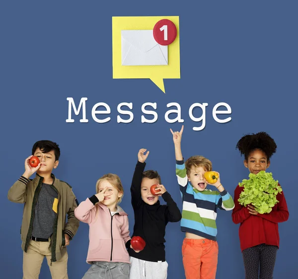 Sebze ile küçük çocuk