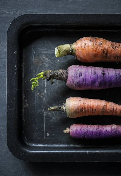 Сырая морковь в лотке — стоковое фото