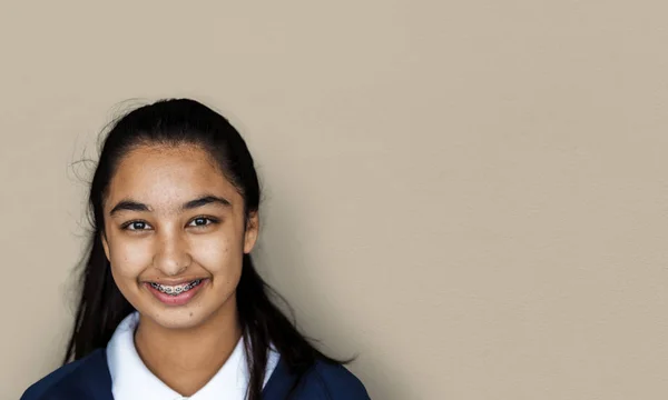 Sorridente studentessa in uniforme — Foto Stock