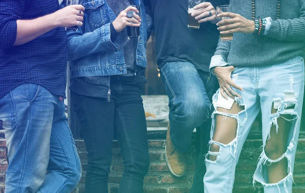 Grupo de amigos bebendo cerveja — Fotografia de Stock