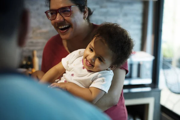 Padres jugando con una niña —  Fotos de Stock