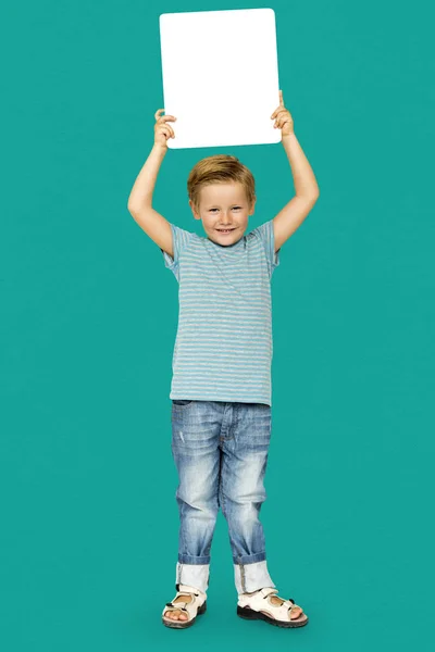 Rapaz segurando placa em branco — Fotografia de Stock