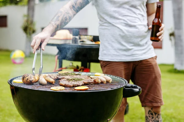 Uomo cucina barbecue su carboni ardenti — Foto Stock