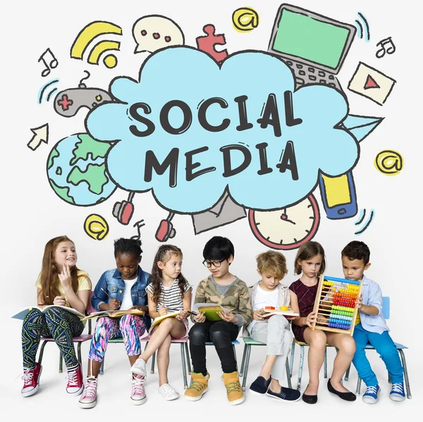 okul çocukları ile birlikte kitap okuyor