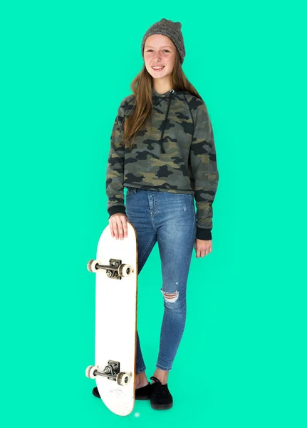 Ragazza in piedi con skateboard — Foto Stock