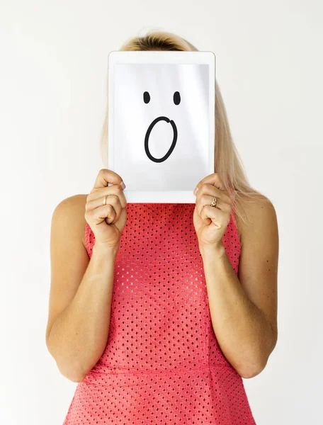 kadın kapsayan yüz tablet ile