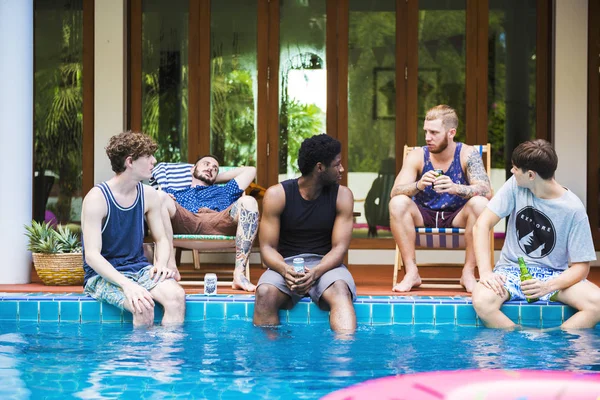 Άνδρες χαλαρώνοντας στην πισίνα — Φωτογραφία Αρχείου