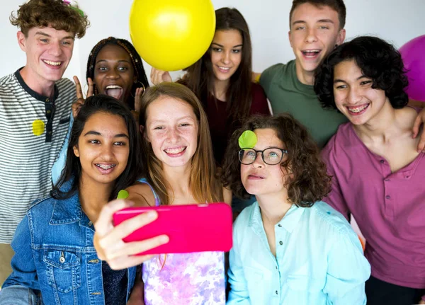 Tizenévesek szedni selfie-a telefon — Stock Fotó